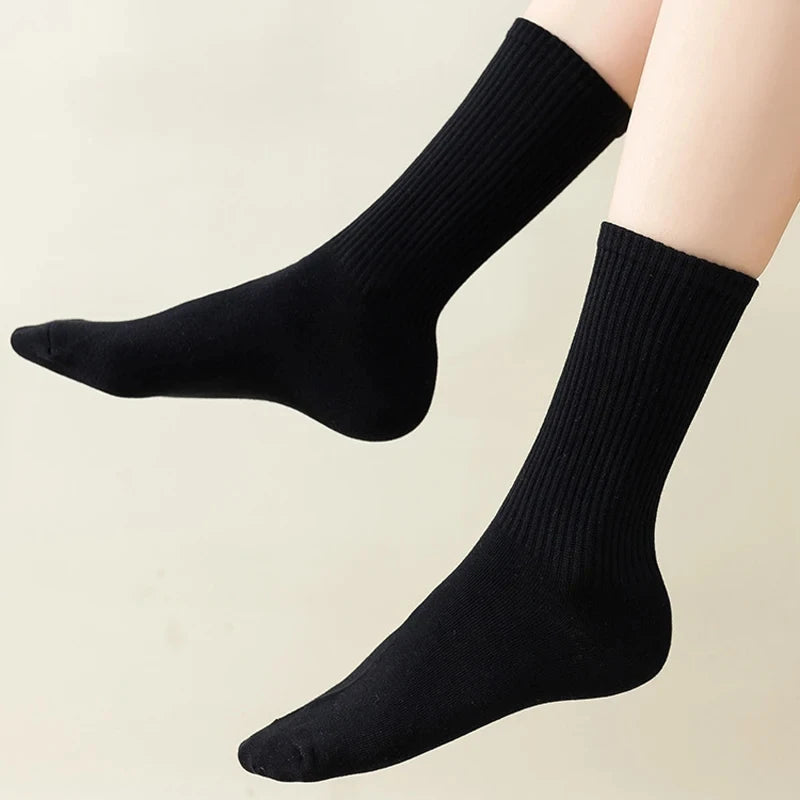 6 Pairs Middle Tube Socks For Men And Women Solid Colour In White and Black Fashion Sweat Absorption Breathable and Casual